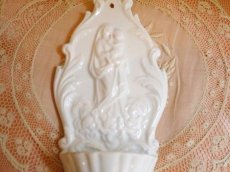 画像4: 聖母マリアと幼いキリストモチーフ　陶器の聖水盤 (4)