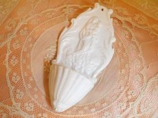 画像1: 聖母マリアと幼いキリストモチーフ　陶器の聖水盤 (1)