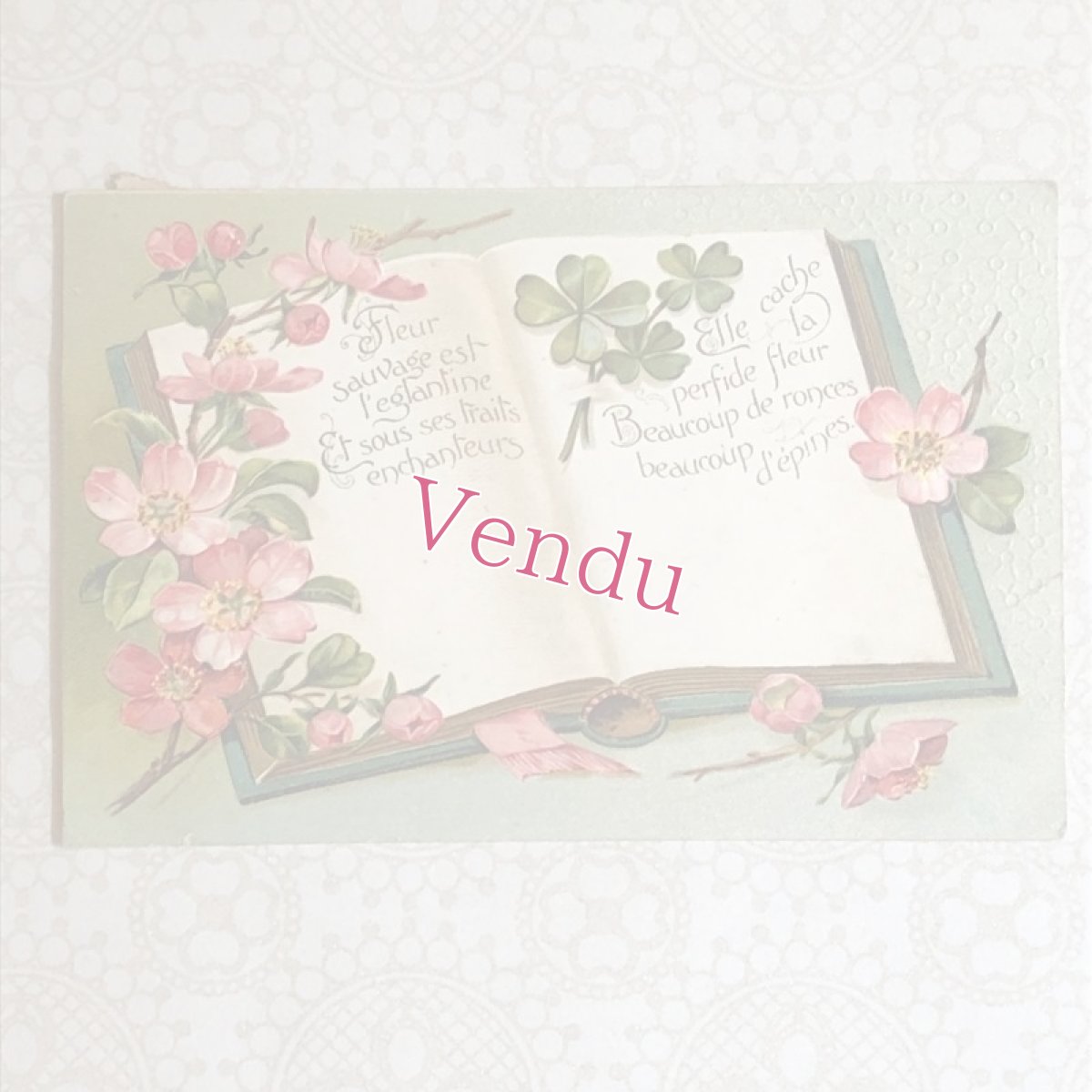 画像1: 書物とピンクのお花、四葉のクローバー柄ポストカード (1)