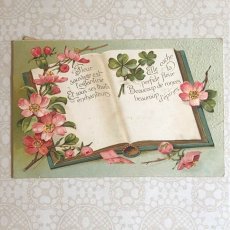 画像1: 書物とピンクのお花、四葉のクローバー柄ポストカード (1)