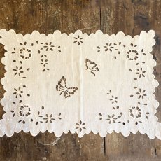 画像1: 花と蝶の刺繍　長方形テーブルクロス (1)