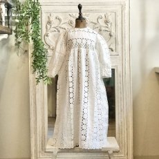 画像1: 綿のカットワークベビードレス (1)