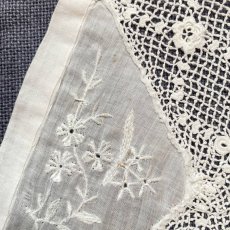 画像7: ホワイト刺繍とアイリッシュクロッシェの付け襟 (7)