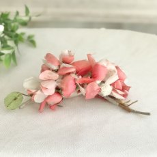 画像5: ピンクと白の花のコサージュ (5)