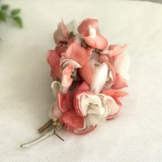 画像2: ピンクと白の花のコサージュ (2)