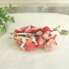 画像6: ピンクと白の花のコサージュ (6)