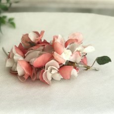 画像4: ピンクと白の花のコサージュ (4)