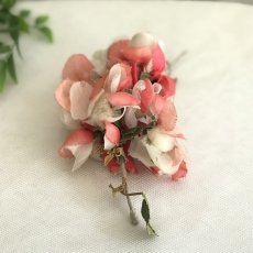 画像3: ピンクと白の花のコサージュ (3)
