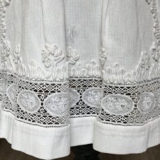 画像12: コットンピケのコード刺繍ベビードレス (12)