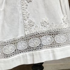 画像6: コットンピケのコード刺繍ベビードレス (6)