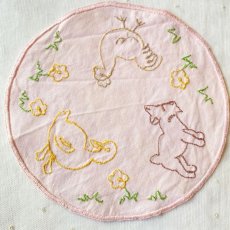 画像4: 犬、アヒルとニワトリのピンクのラウンド刺繍ドイリー (4)