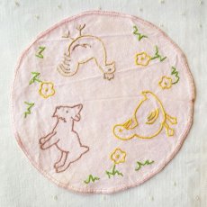 画像2: 犬、アヒルとニワトリのピンクのラウンド刺繍ドイリー (2)