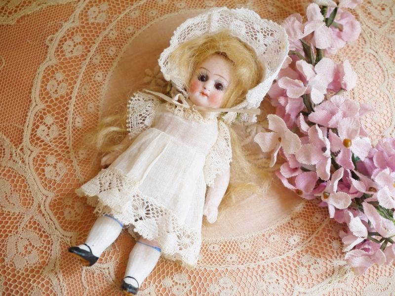 白いドレスの可愛いミニョネット - Torico-lore