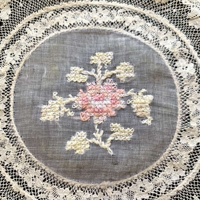 薄ピンクの花刺繍 ノルマンディーレースのドイリー ラウンドA - Torico 