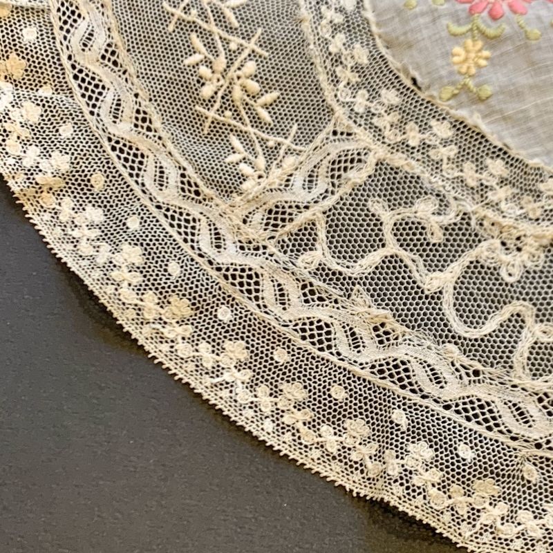 アンティークノルマンディーレース メッシュ盛上げ花刺繍&アイレット ペアカーテン アンティークノルマンディーレース メッシュ盛上げ花刺繍