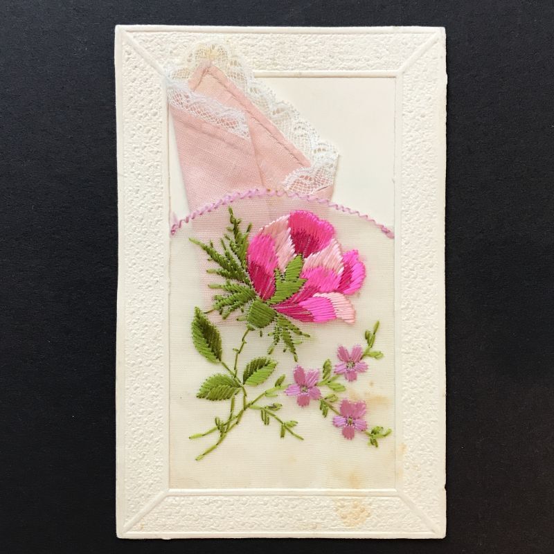 画像1: ピンクハンカチ付き薔薇のシルク刺繍ポストカード (1)