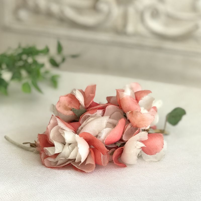 画像1: ピンクと白の花のコサージュ (1)